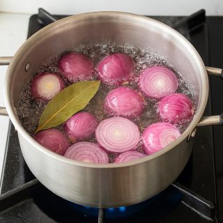 Herbata z cebuli i liści laurowych na kaszel – Oczyść płuca w 3 dni!